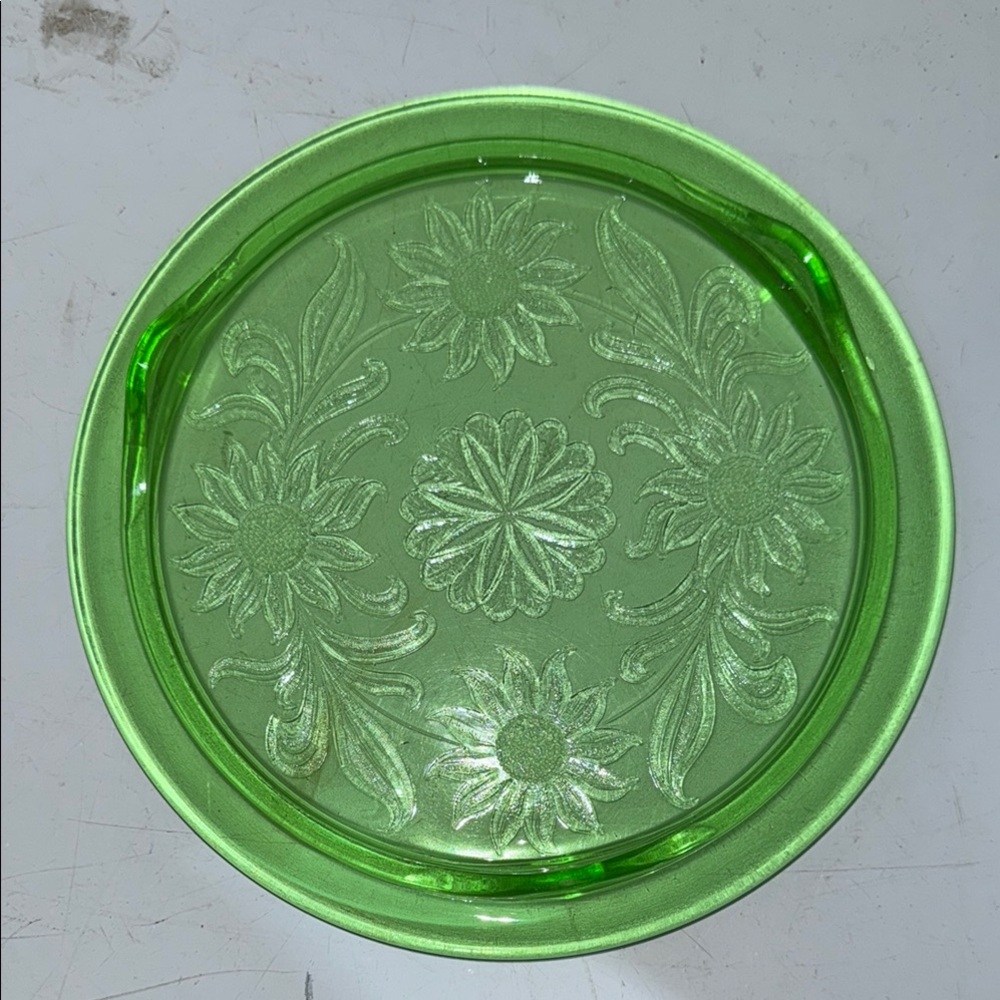 RARE Vintage Uranium
Depression Glass
Sunflower 10" Footed - Picture 3 of 4